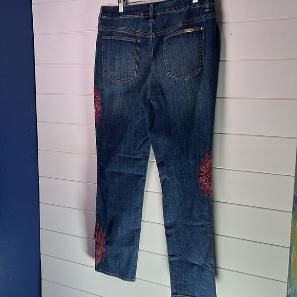 The so slimming girlfriend ankle jeans by Chicos size 1 (8) inseam 26”. A172 - Picture 3 of 3